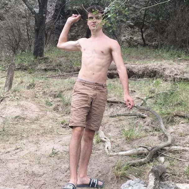Marian à 18 ans, face, 1m80 pour 63 kg