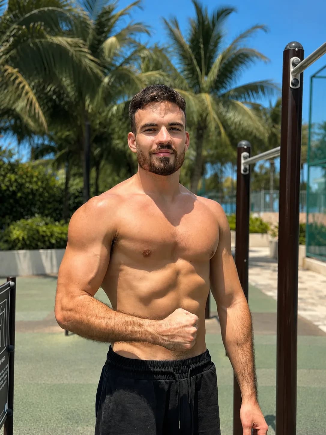 Pratiquant confiant sur la zone street workout