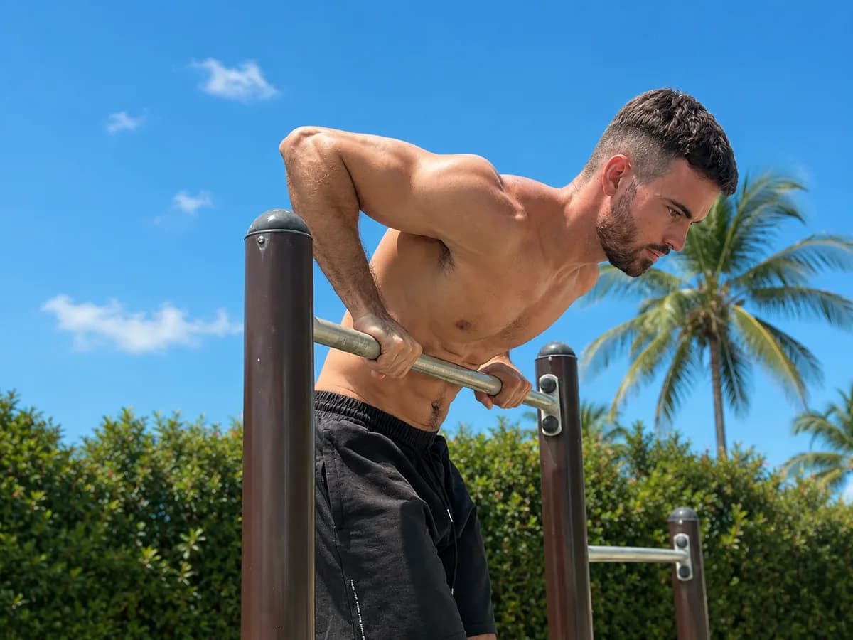 Passage en muscle up strict au-dessus de la barre