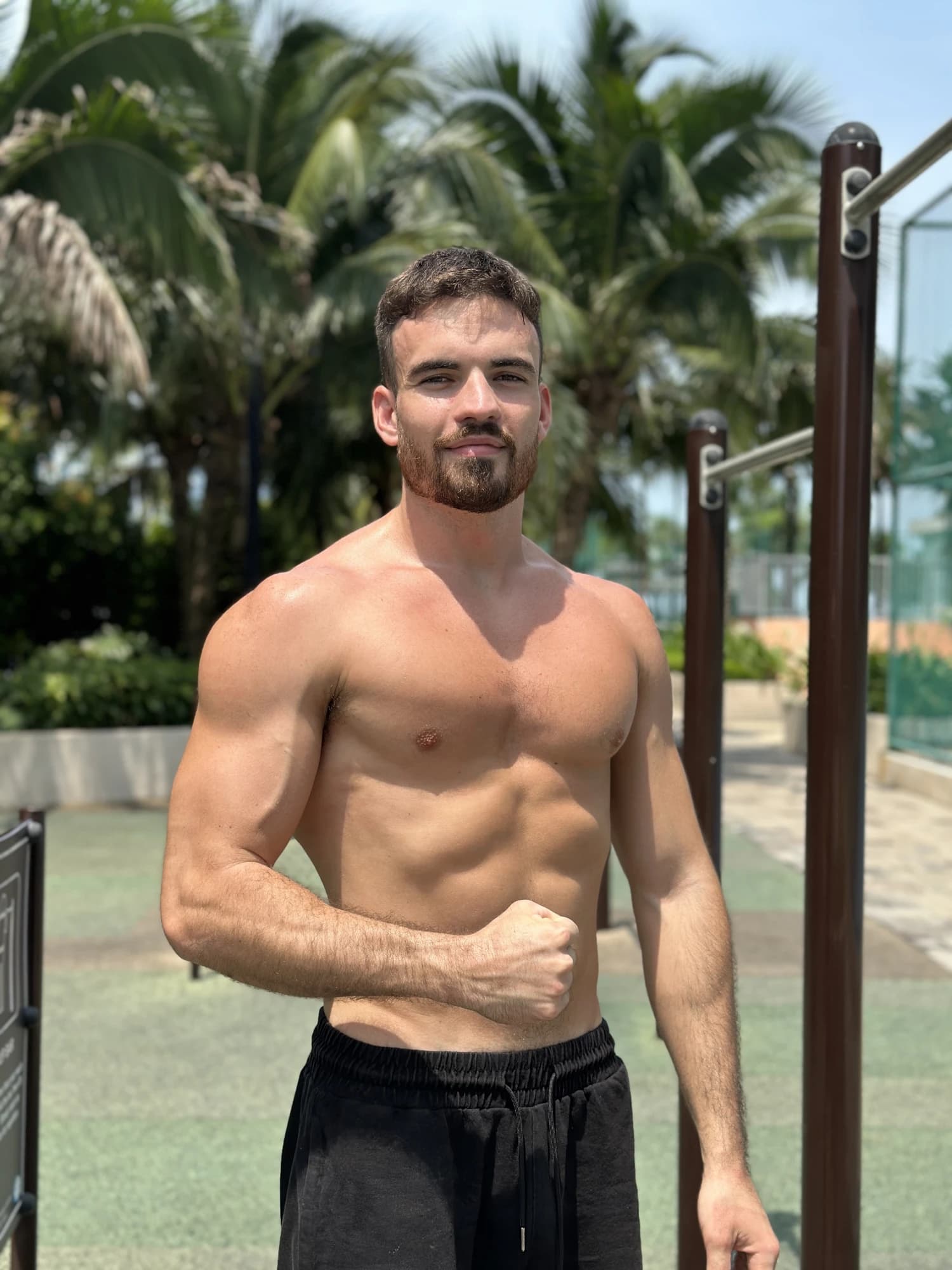 Marian, posture posée, regard franc — coach Muscle Up Strict