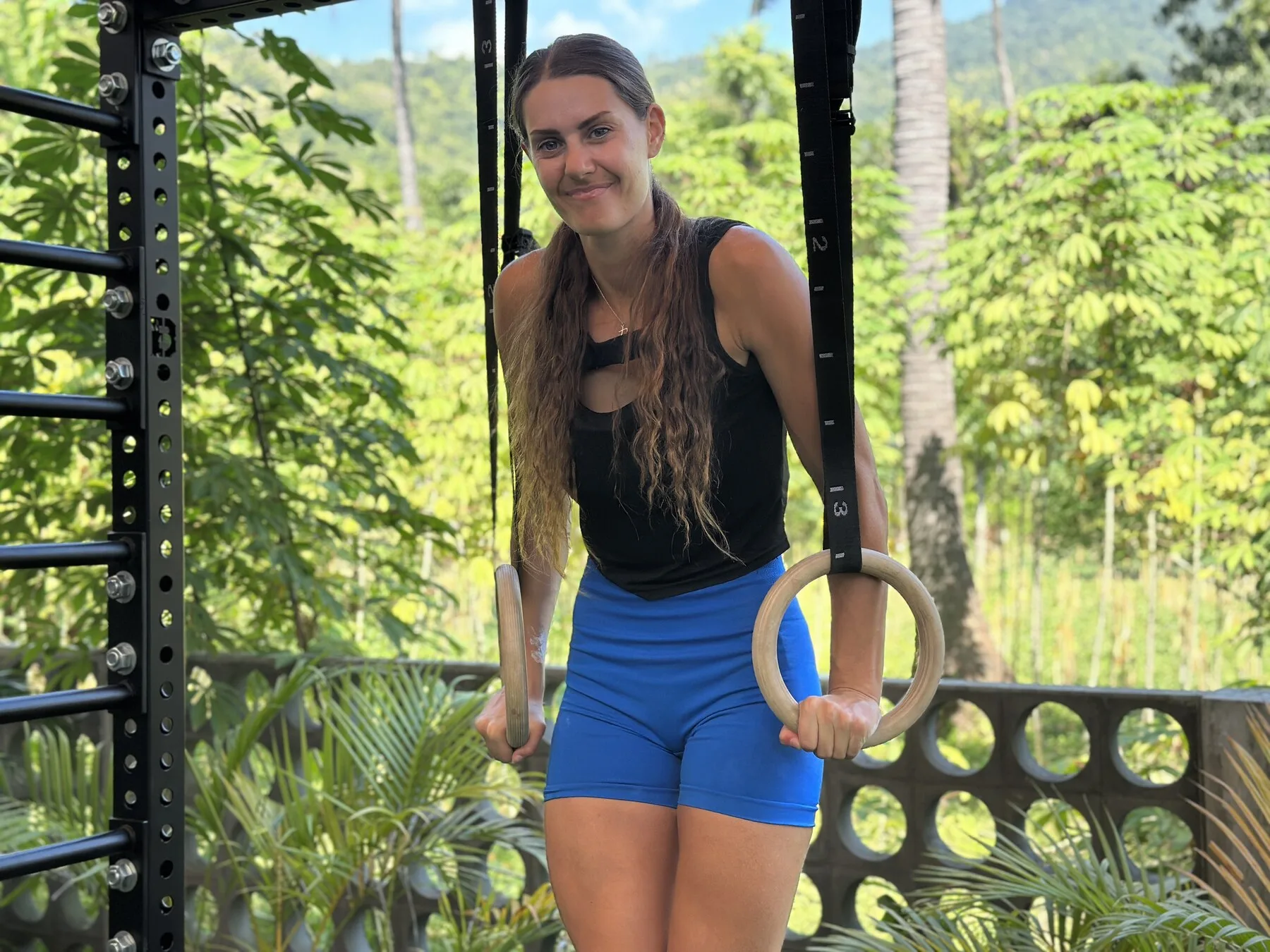 Ring muscle up strict terminé en appui sur les anneaux
